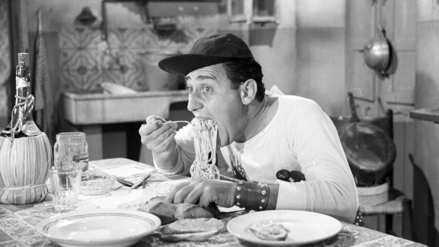 Alberto Sordi in una celebre scena del cinema italiano