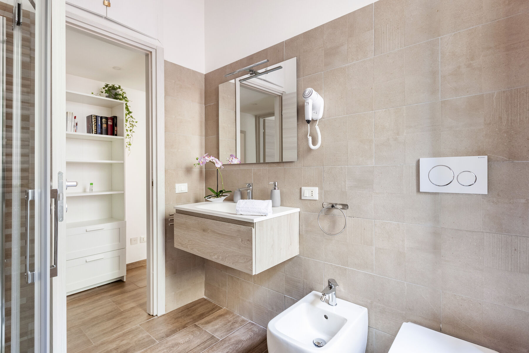 Bagno con lavabo in legno