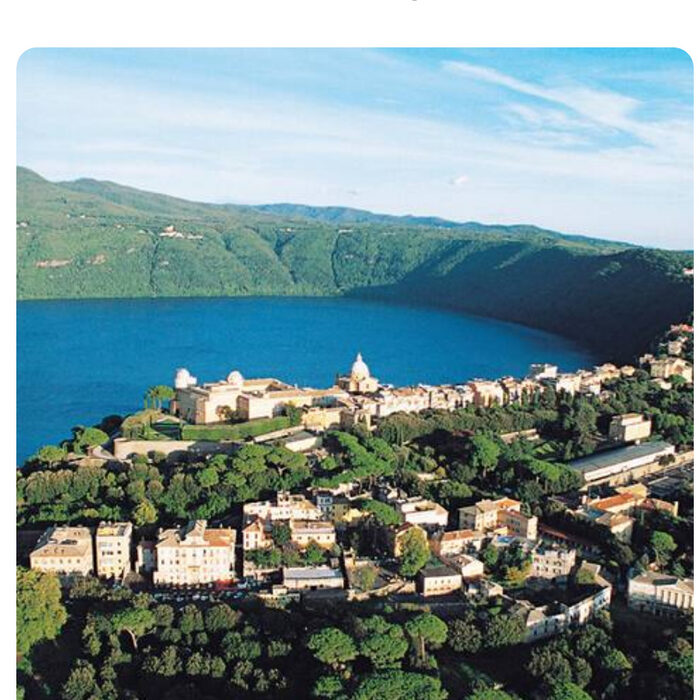 Vista panoramica su Castel Gandolfo e il Lago Albano