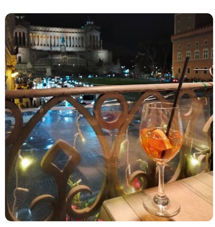 Vista notturna su Piazza Venezia dal balcone del Cin Cin Bar