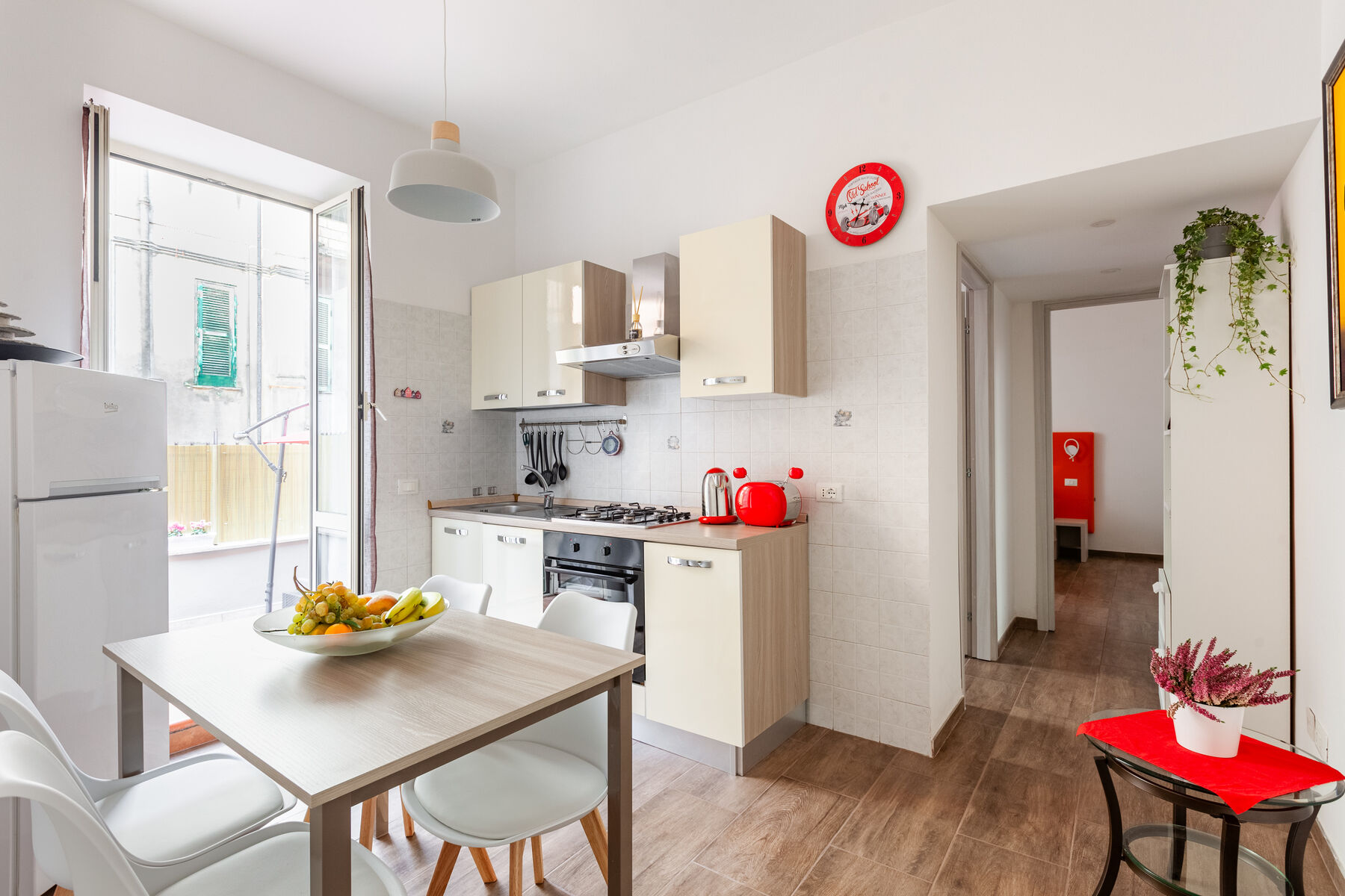 Cucina abitabile con tavolo