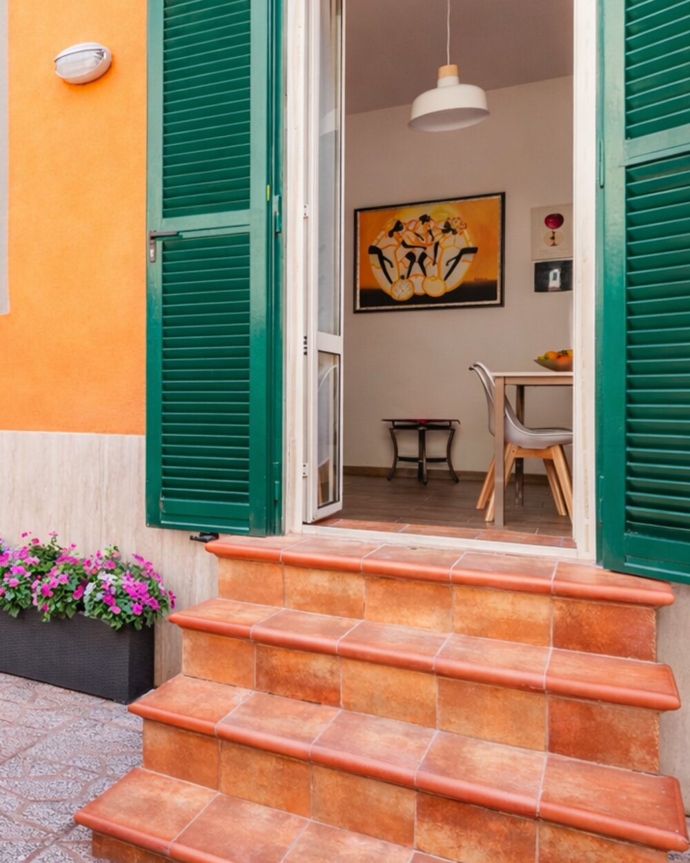 Ingresso di Casa Lobelie, gradini in cotto e persiane verdi